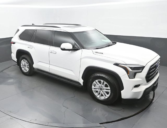 Used 2023 Toyota Sequoia SR5 w/ SR5 Premium Package RWD image 31