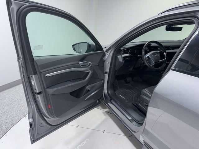 Used 2022 Audi e-tron Premium Plus w/ Premium Plus Package image 11