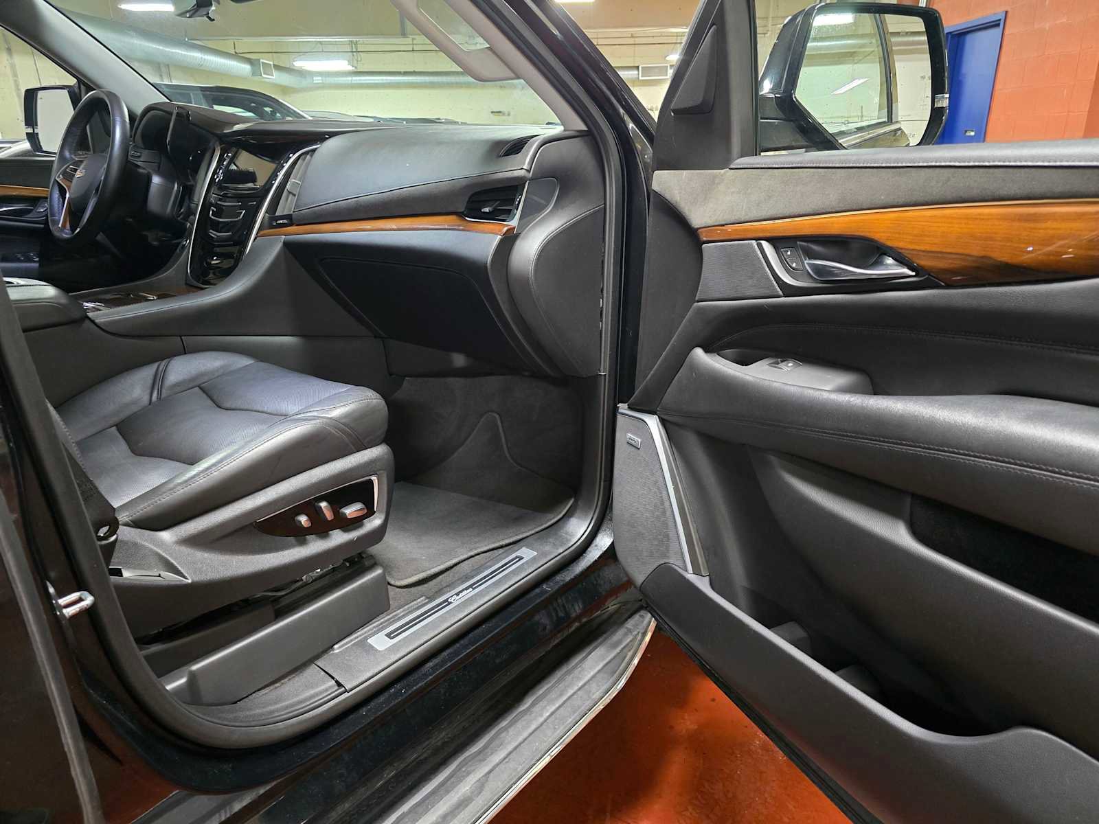 Used 2020 Cadillac Escalade Premium Luxury image 13