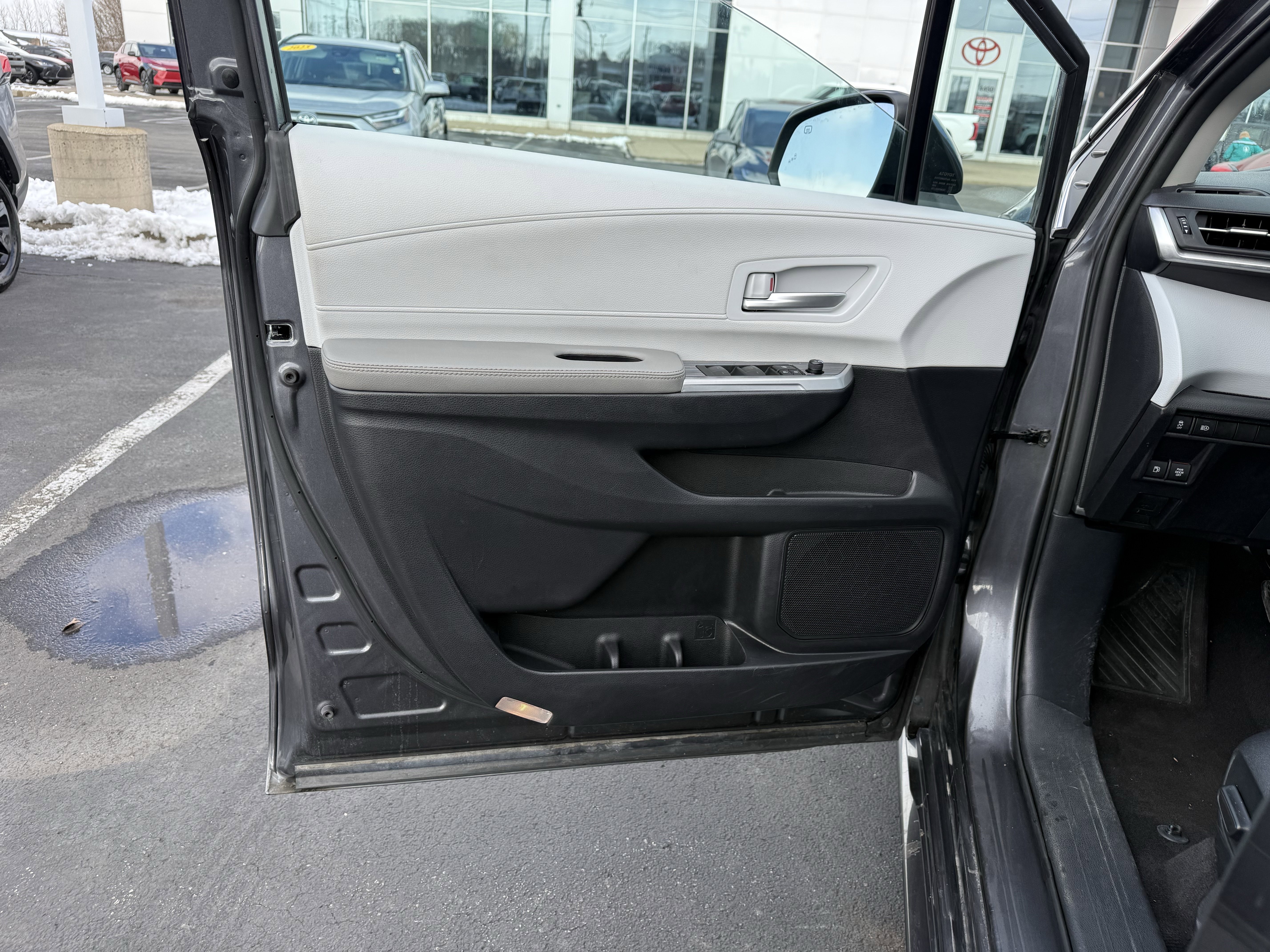 Used 2025 Toyota Sienna XLE image 21