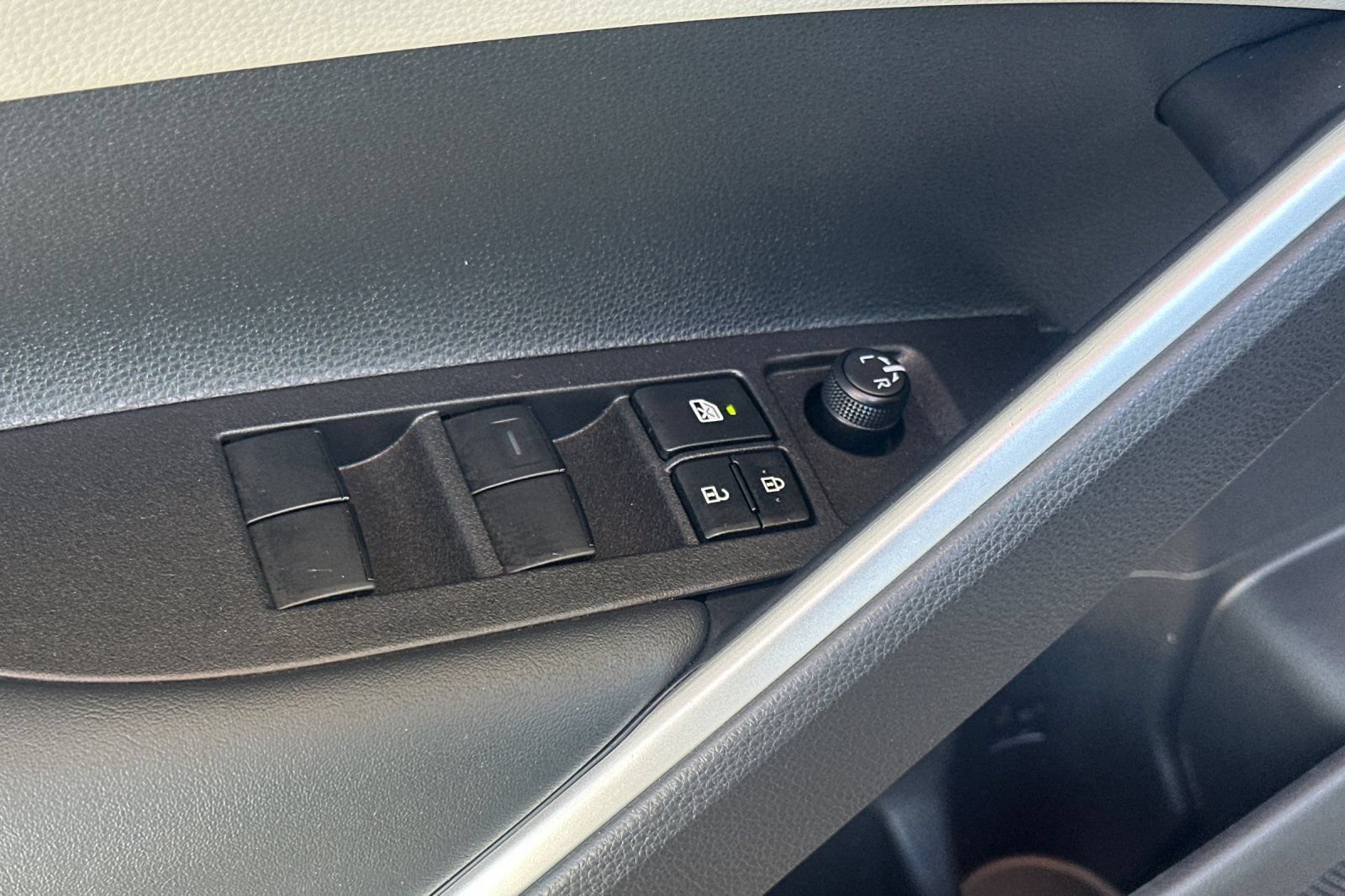 Used 2025 Toyota Corolla Cross L FWD image 13