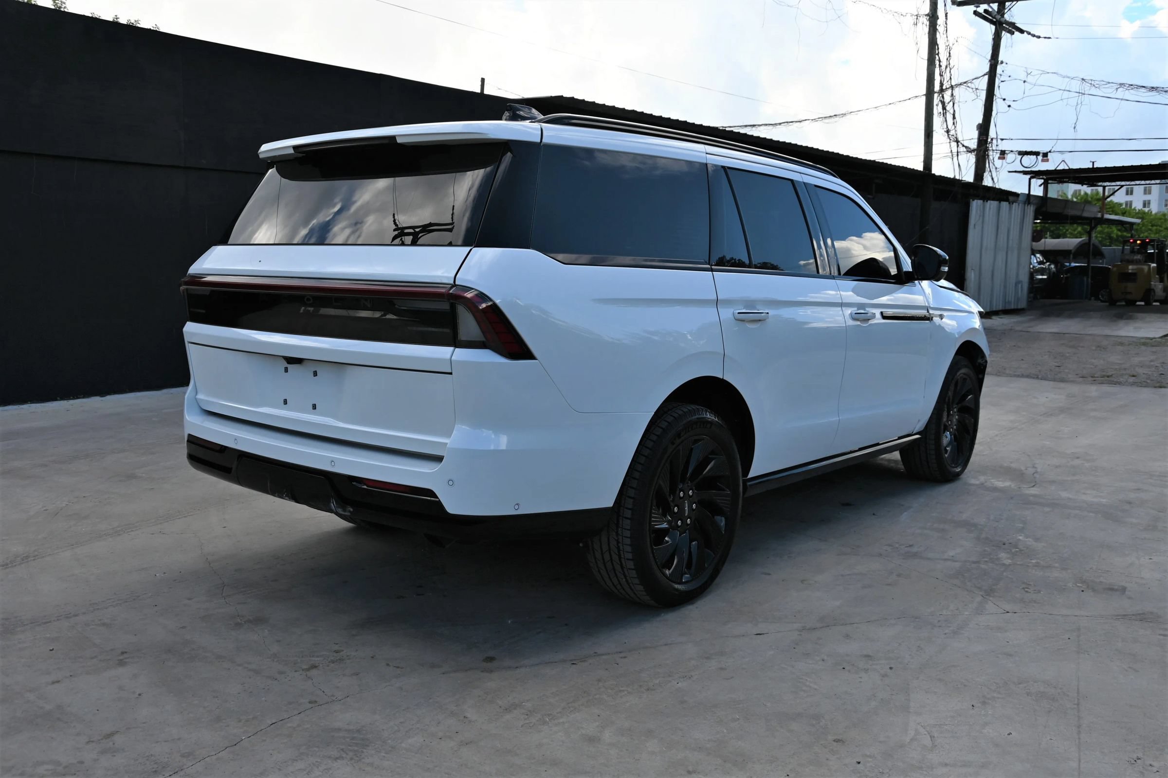 Used 2025 Lincoln Navigator Reserve w/ Jet Appearance Package AWD/4WD image 3