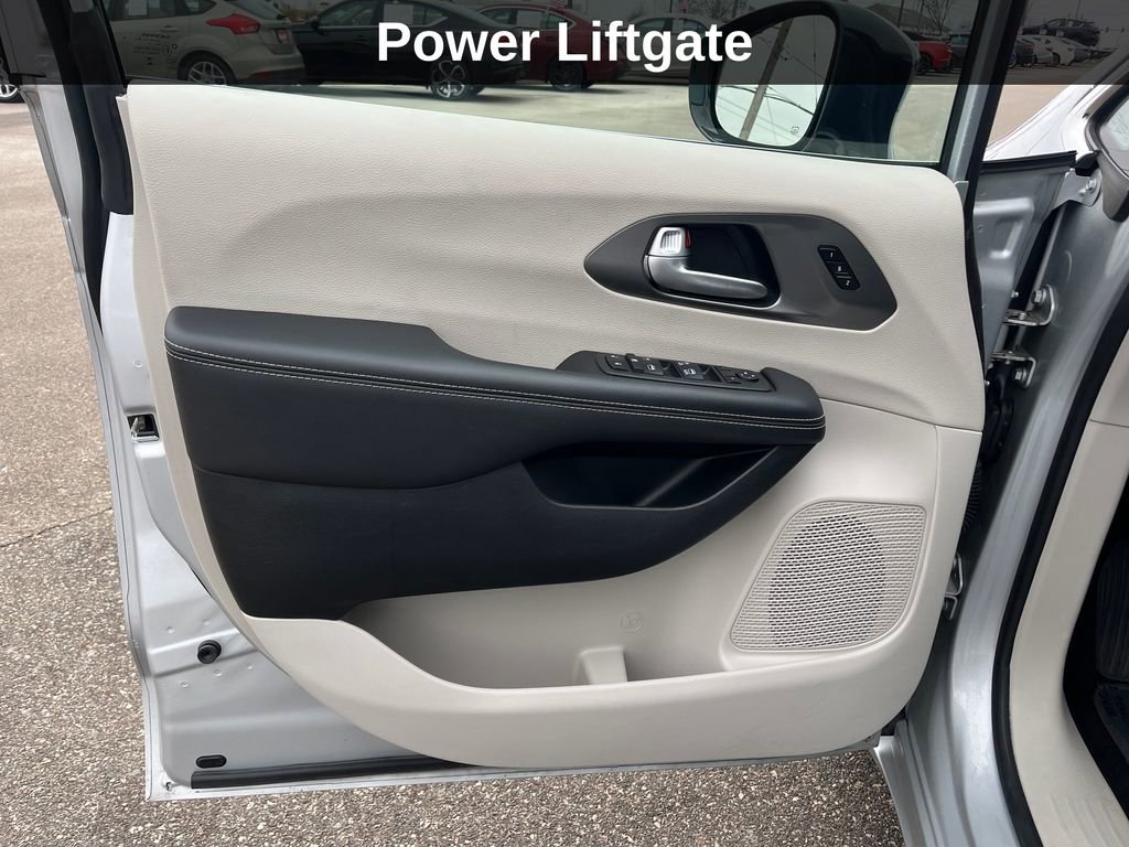 Used 2024 Chrysler Pacifica Touring-L image 13