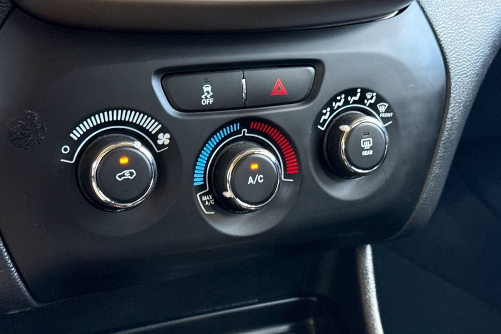 Used 2017 Jeep Cherokee Altitude image 16