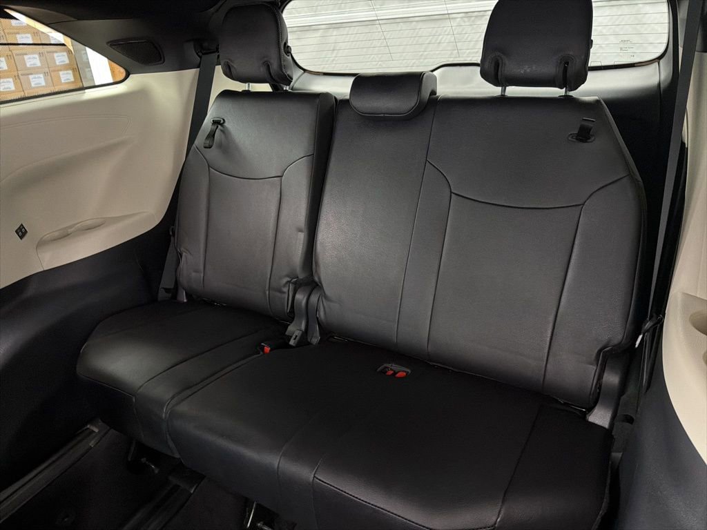 Used 2025 Toyota Sienna Platinum image 25