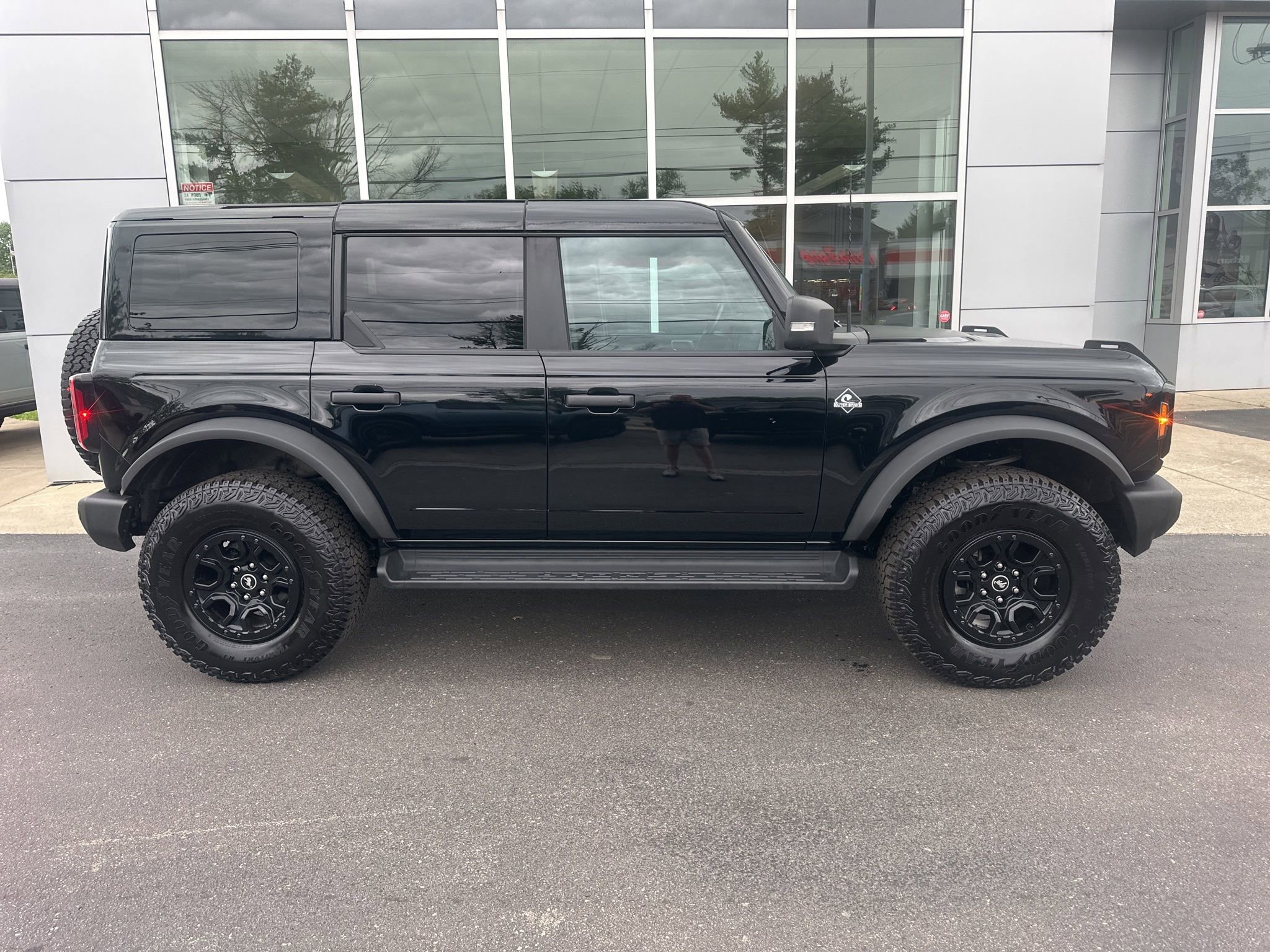 Used 2025 Ford Bronco Outer Banks w/ Sasquatch Package AWD/4WD image 4