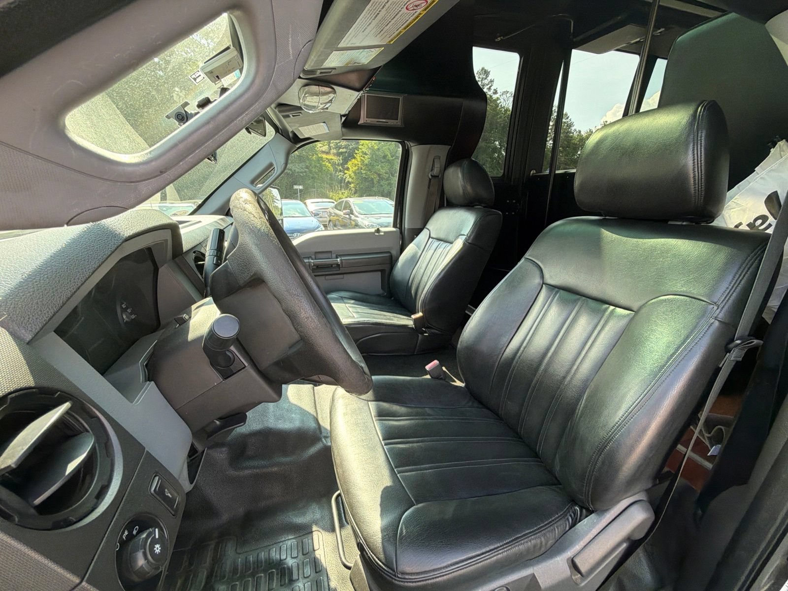 Used 2014 Ford F550 2WD Regular Cab Super Duty image 5