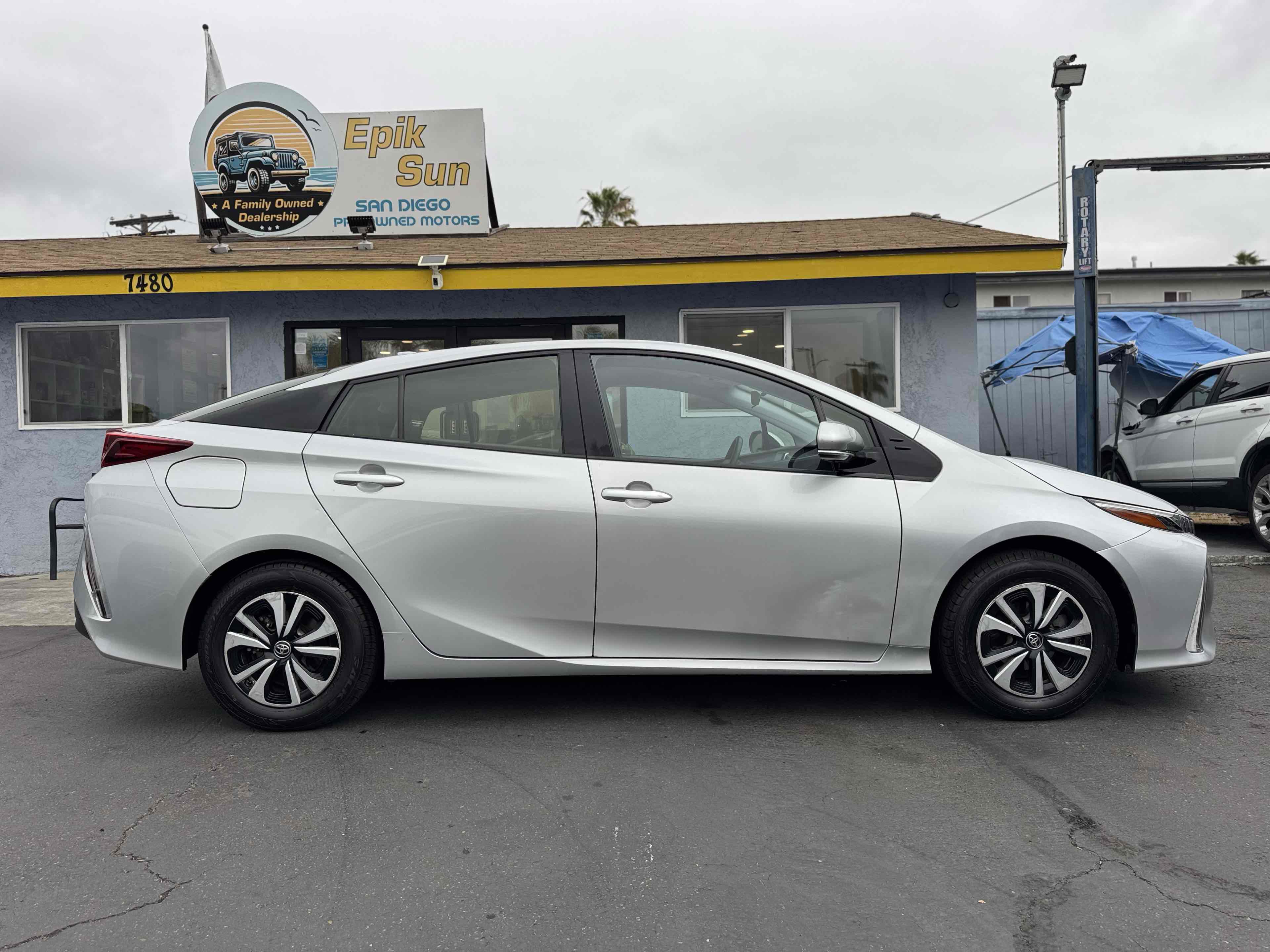Used 2017 Toyota Prius Prime Premium w/ Carpet Mat Package image 4