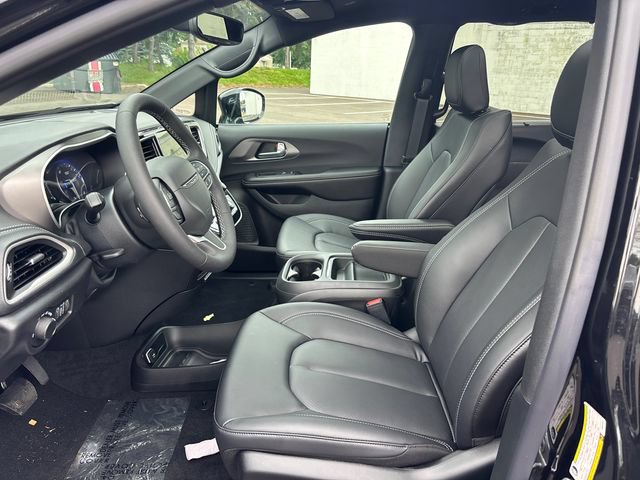New 2027 Chrysler Pacifica Select w/ Family Tech Group AWD/4WD image 6