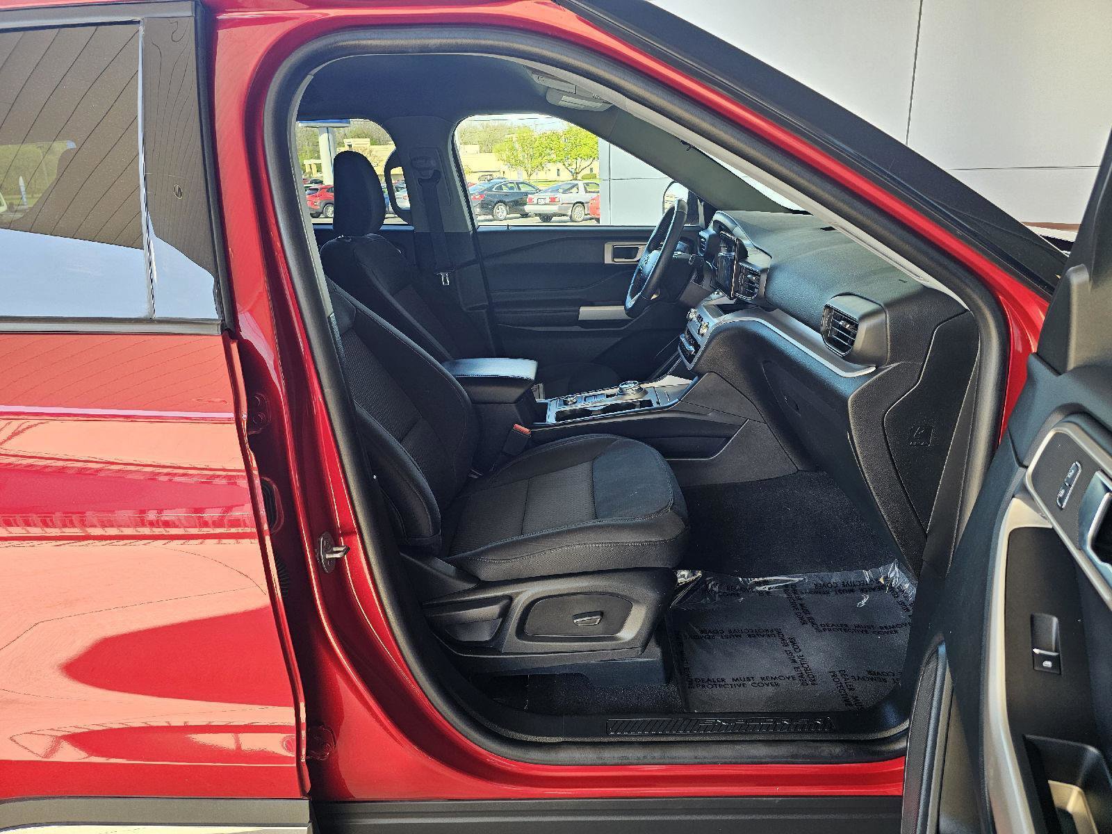 Used 2023 Ford Explorer XLT AWD/4WD image 12