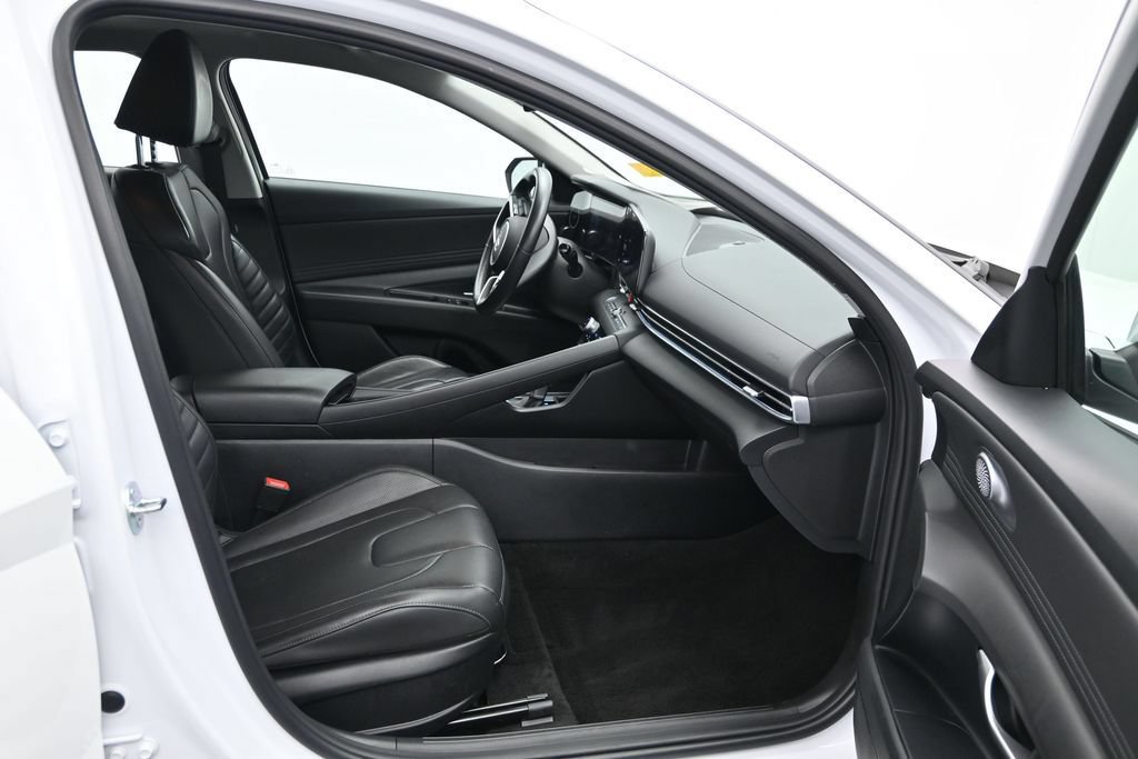 Used 2025 Hyundai Elantra Limited FWD image 17