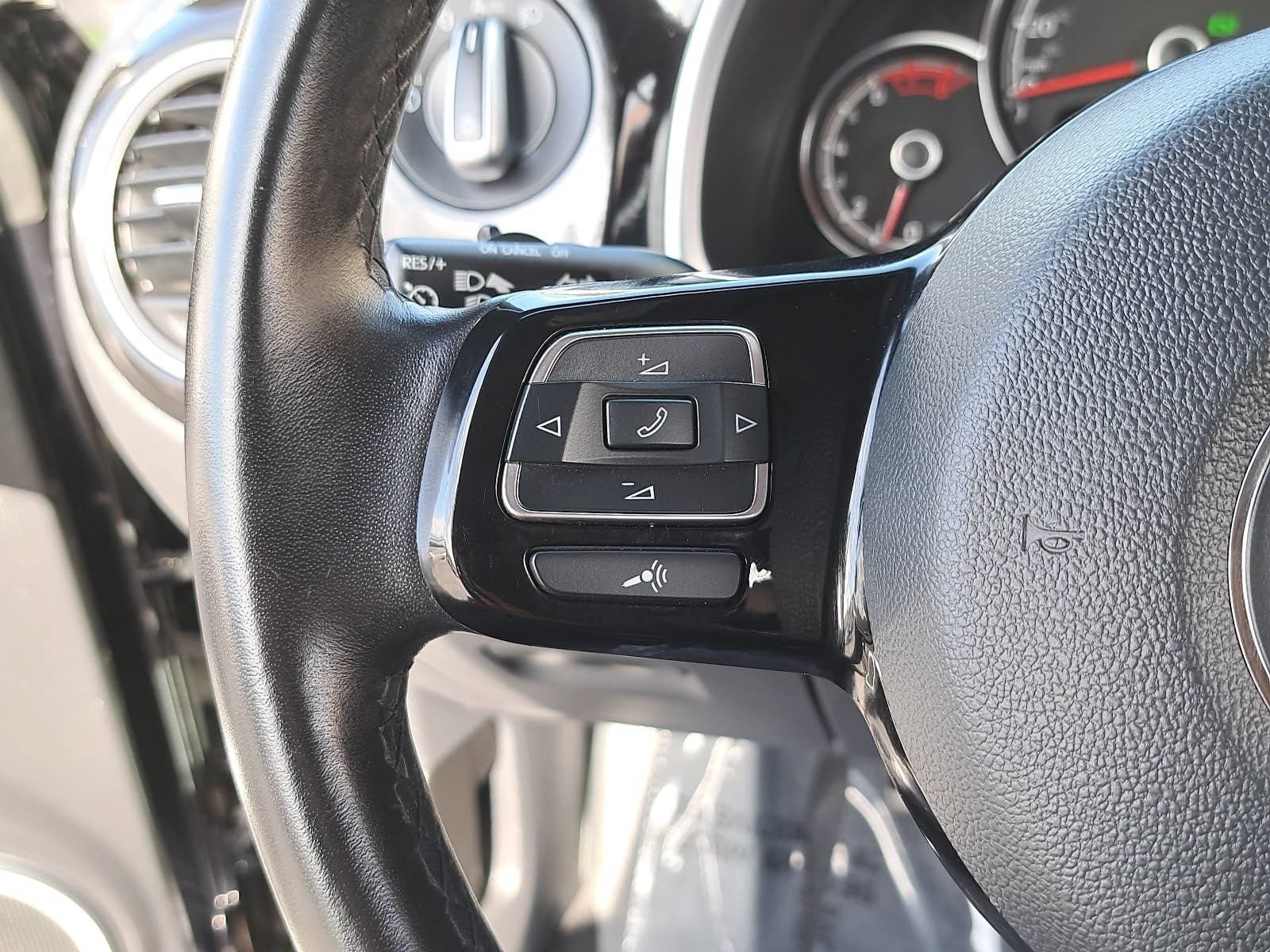 Used 2019 Volkswagen Beetle 2.0T Final Edition SEL FWD image 17