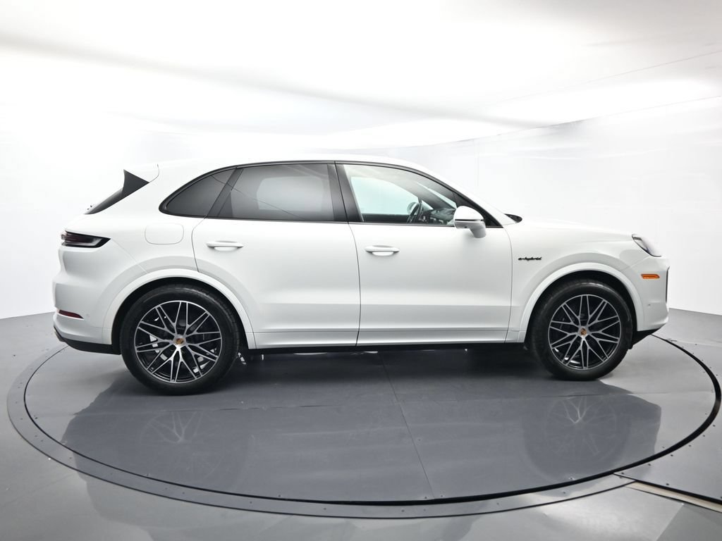 Certified 2025 Porsche Cayenne E-Hybrid w/ Premium Package Plus AWD/4WD image 16