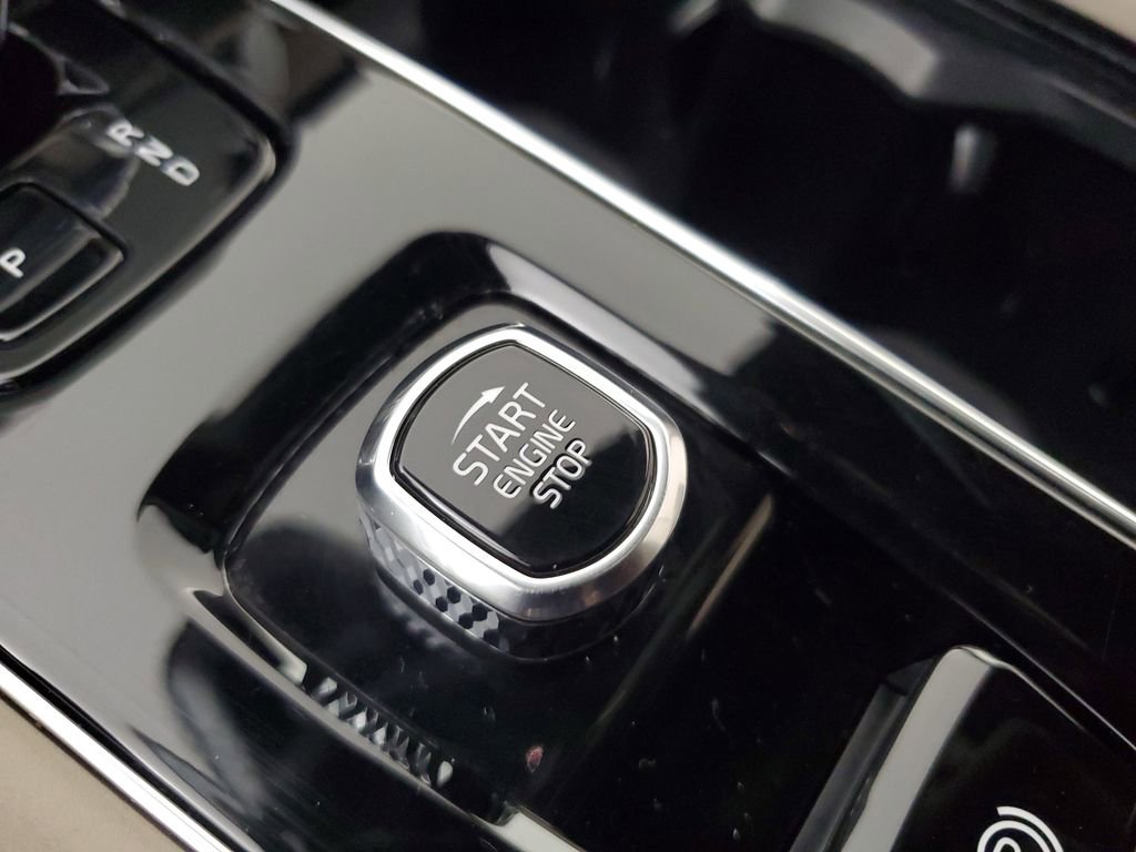 Certified 2025 Volvo XC90 B6 Plus image 35