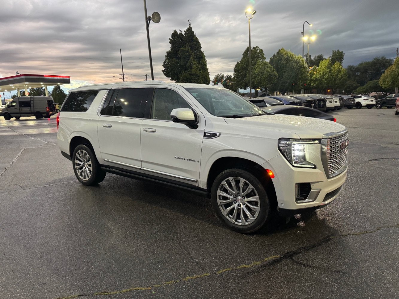 Used 2023 GMC Yukon XL Denali w/ Denali Reserve Package AWD/4WD image 7