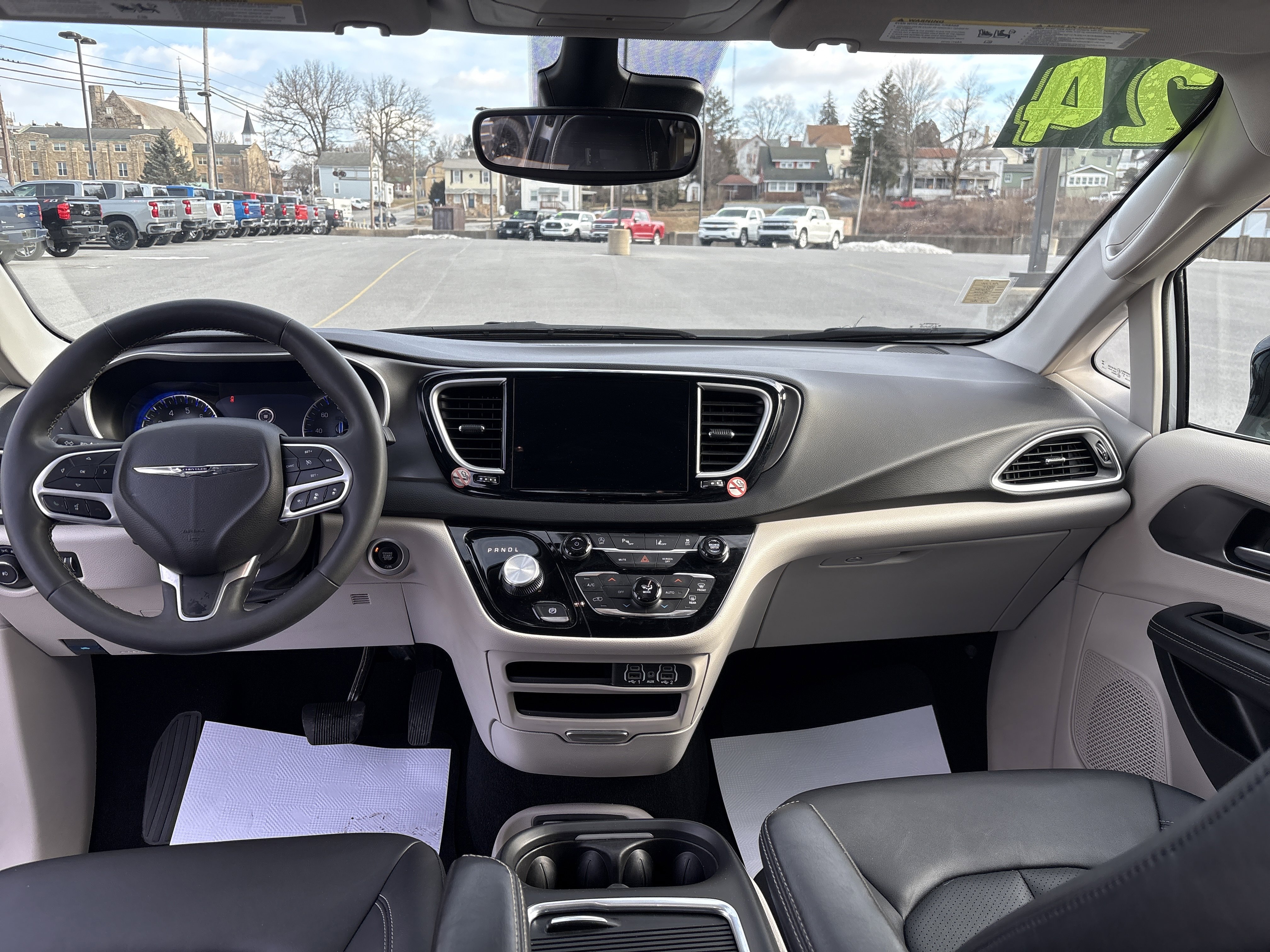 Used 2024 Chrysler Pacifica Touring-L image 15