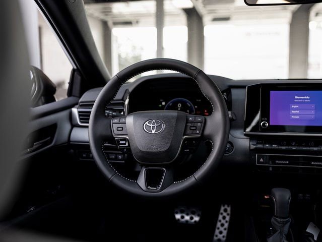 Used 2025 Toyota Camry SE image 12