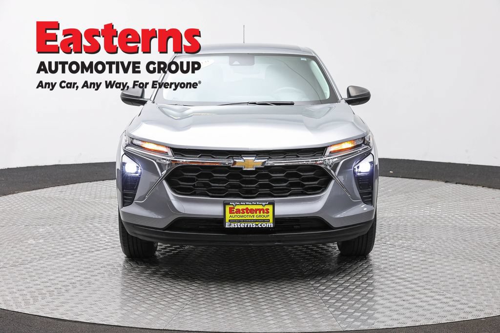 Used 2024 Chevrolet Trax LS FWD image 2