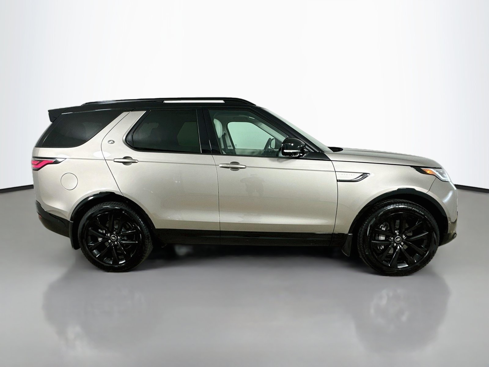 Used 2026 Land Rover Discovery Dynamic SE AWD/4WD image 4