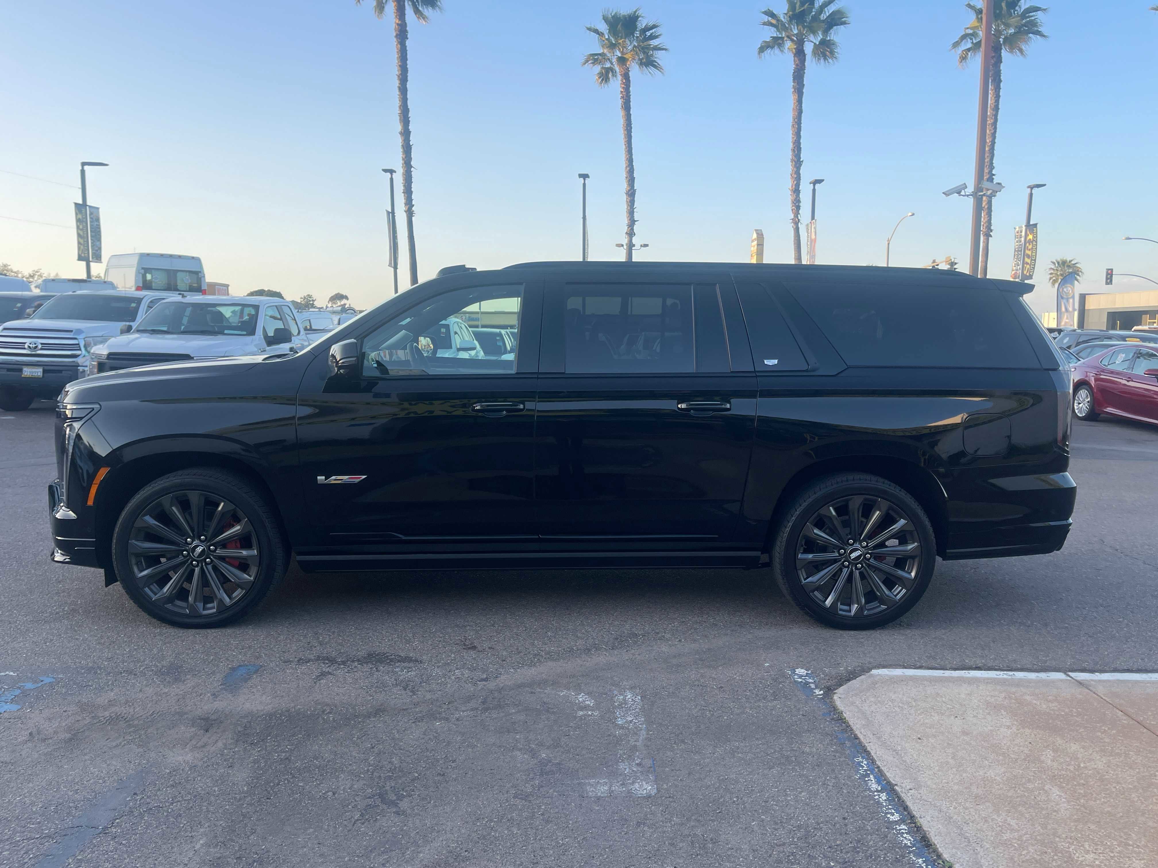 Used 2025 Cadillac Escalade ESV V image 6