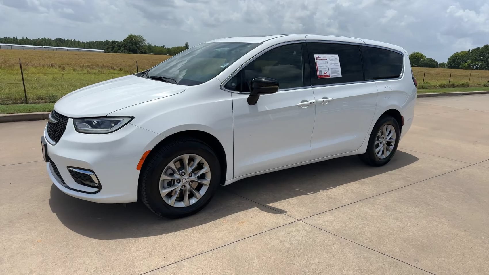 Used 2026 Chrysler Pacifica Limited AWD/4WD image 5