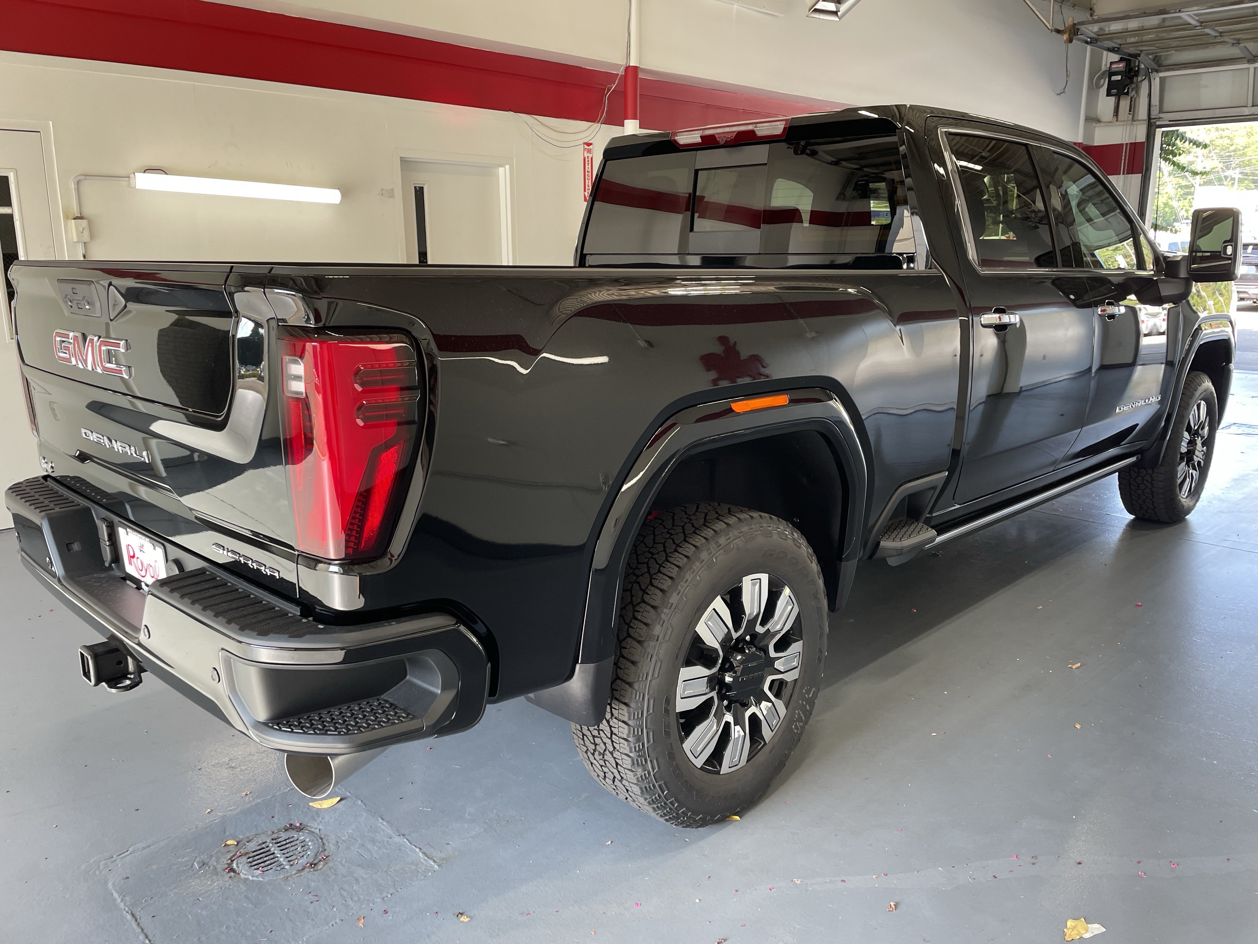 New 2026 GMC Sierra 2500 Denali w/ Denali Reserve Package AWD/4WD image 4