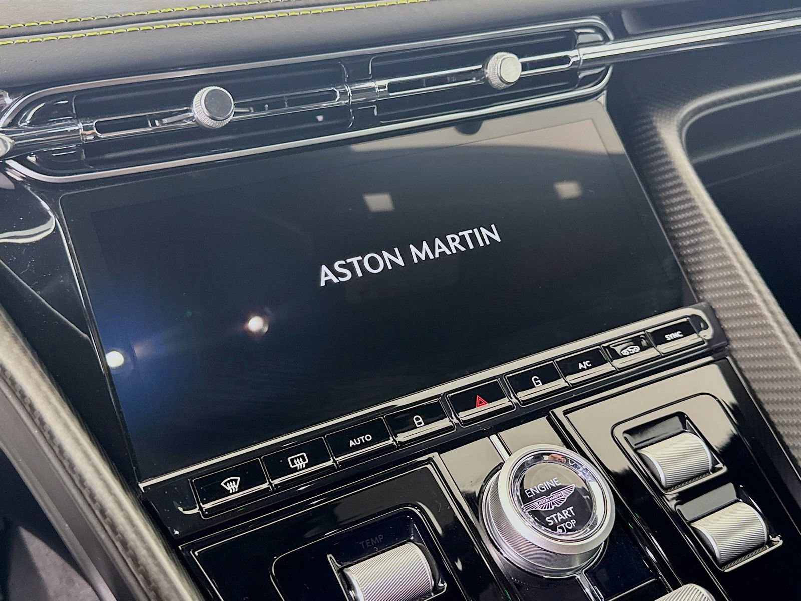 Used 2025 Aston Martin DB12 Coupe image 13