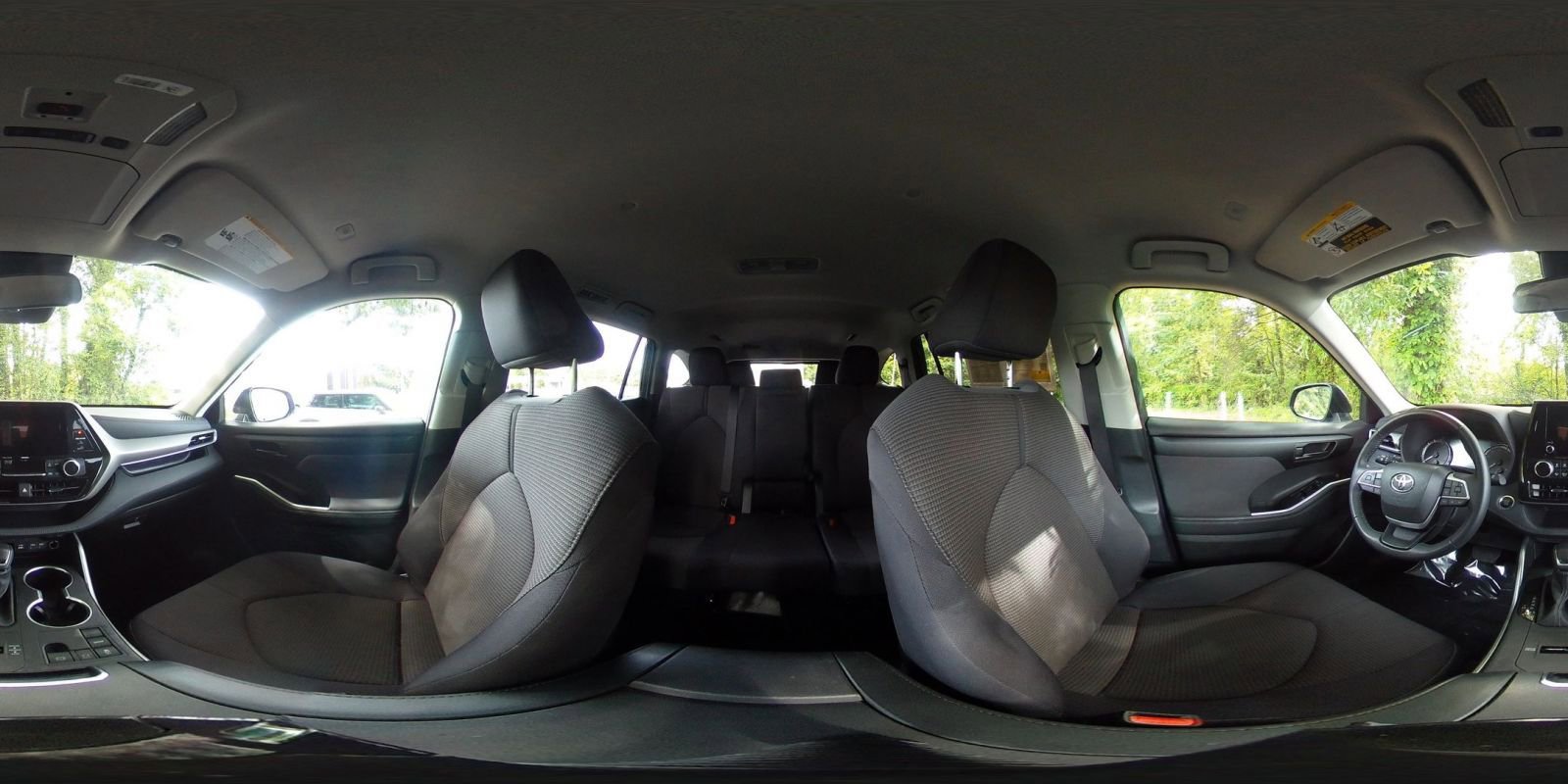 Used 2025 Toyota Highlander LE FWD image 43
