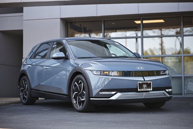 Used 2024 Hyundai Ioniq 5 SE image 1