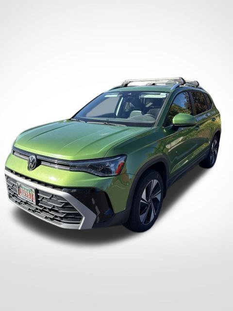 Used 2025 Volkswagen Taos SE AWD/4WD image 4