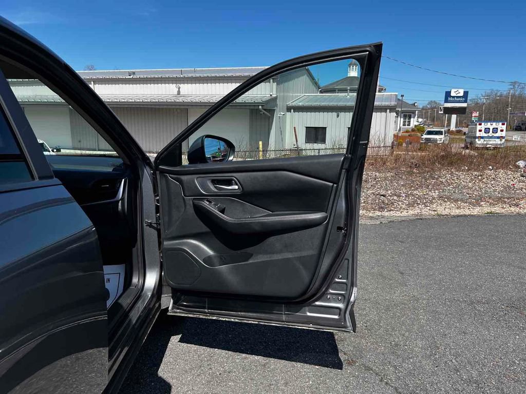 Used 2024 Nissan Rogue SV image 15
