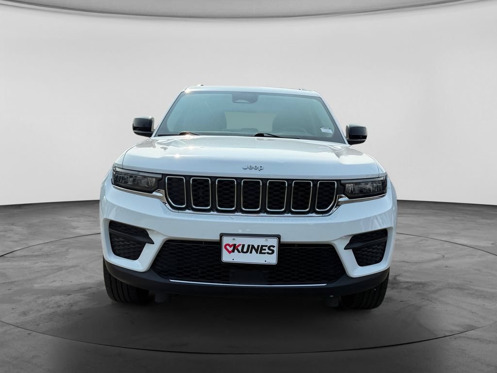 Used 2024 Jeep Grand Cherokee Laredo AWD/4WD image 4