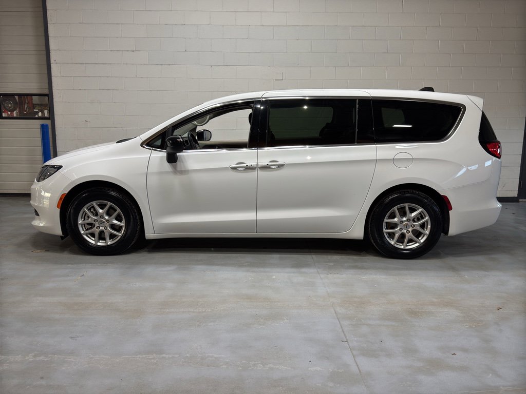 Used 2024 Chrysler Voyager LX image 41