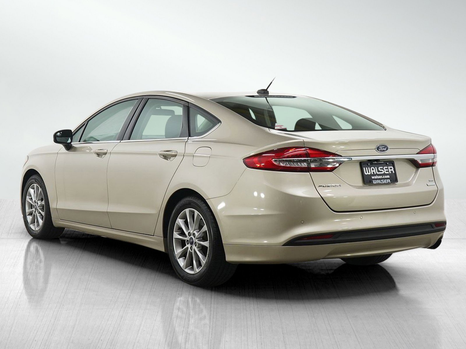 Used 2017 Ford Fusion SE w/ Fusion SE Technology Package image 3