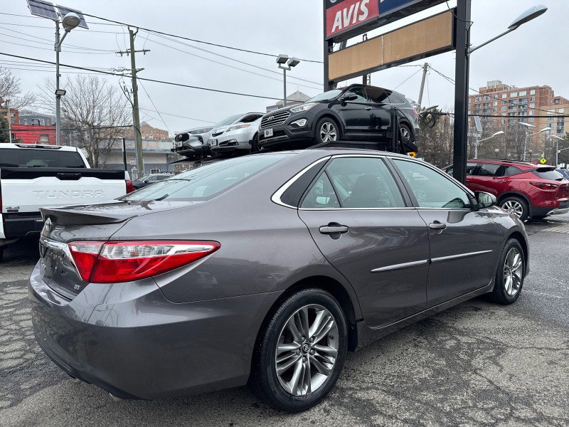Used 2017 Toyota Camry SE image 5