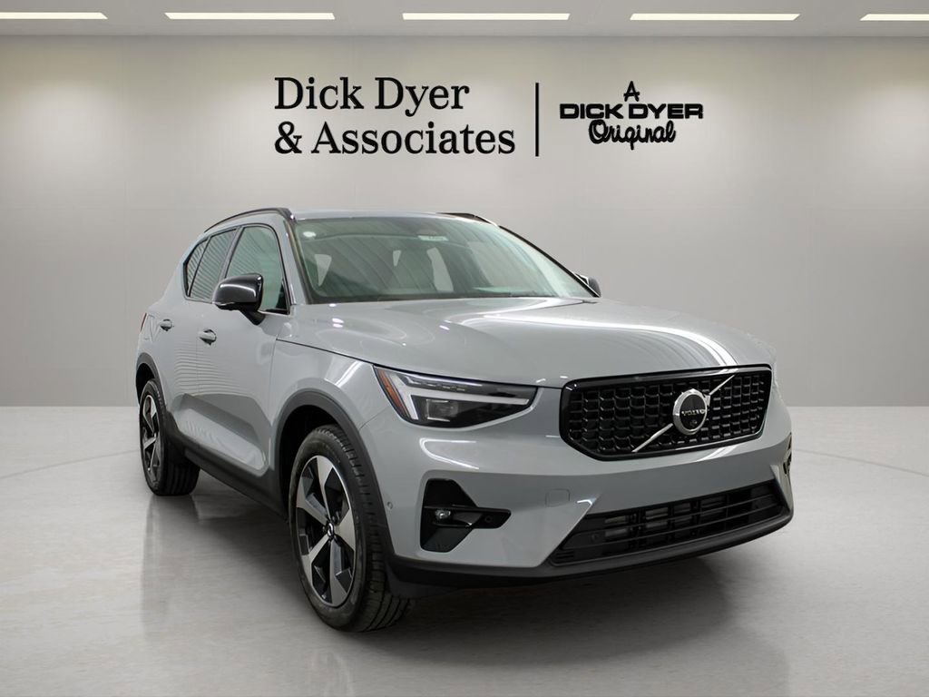 New 2026 Volvo XC40 B5 Plus w/ Protection Package Premier AWD/4WD image 9