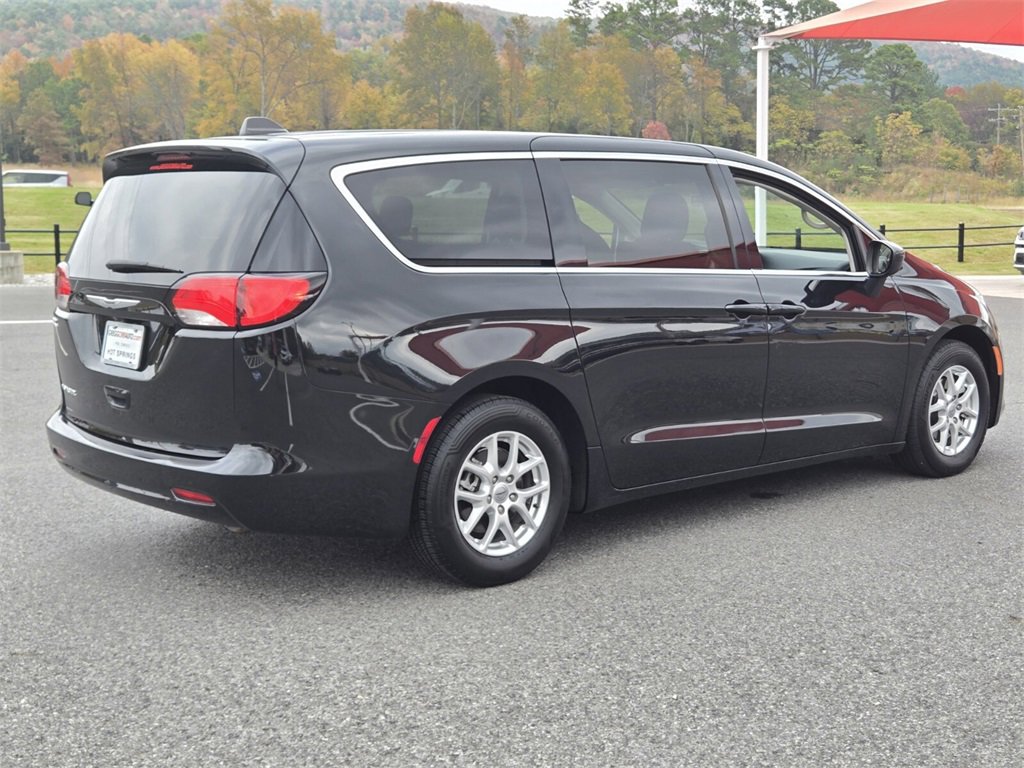 Used 2022 Chrysler Voyager LX image 5
