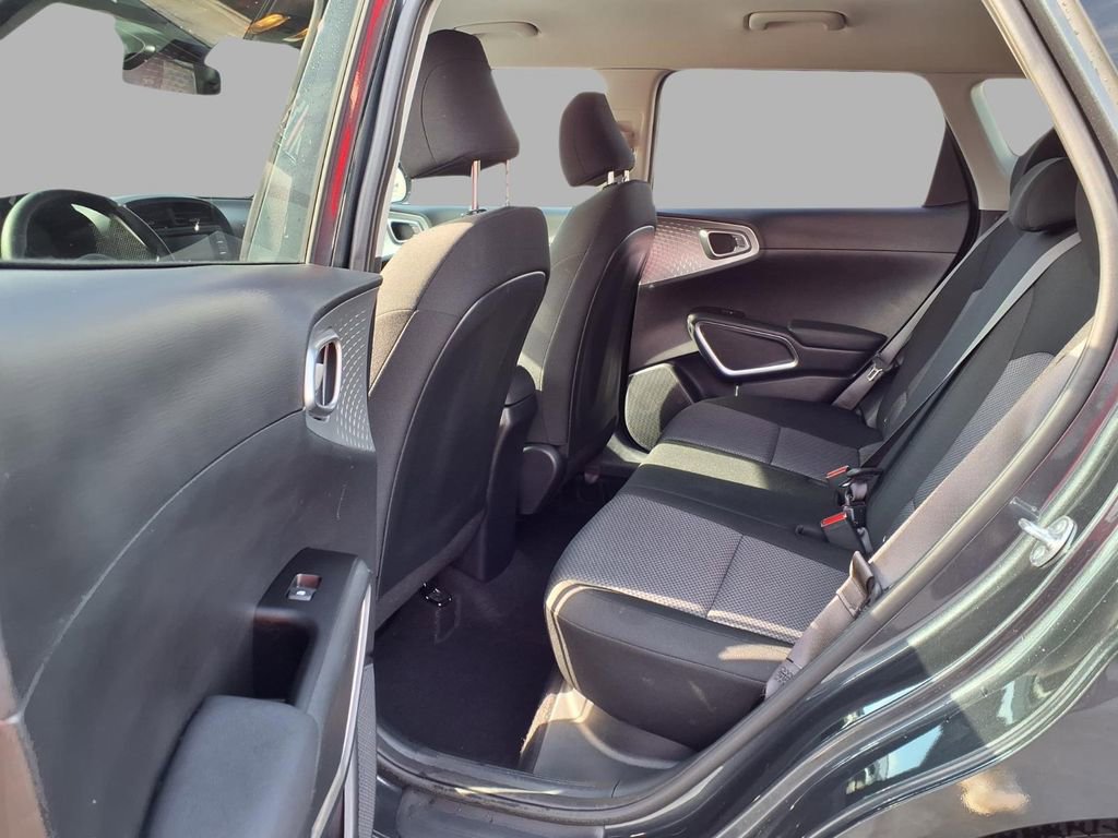 Used 2025 Kia Soul LX w/ LX Technology Package FWD image 23