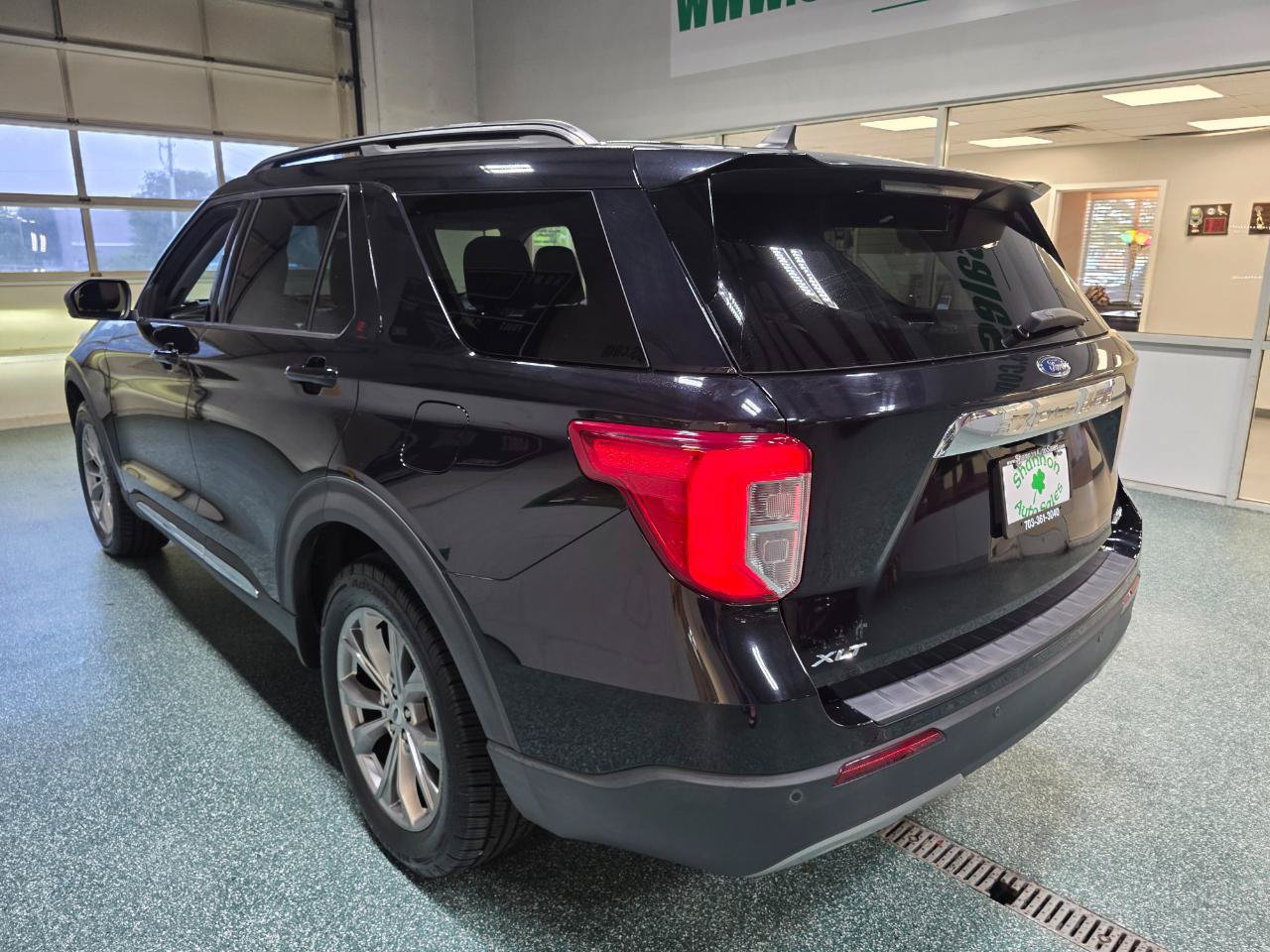 Used 2021 Ford Explorer XLT w/ Equipment Group 202A AWD/4WD image 9