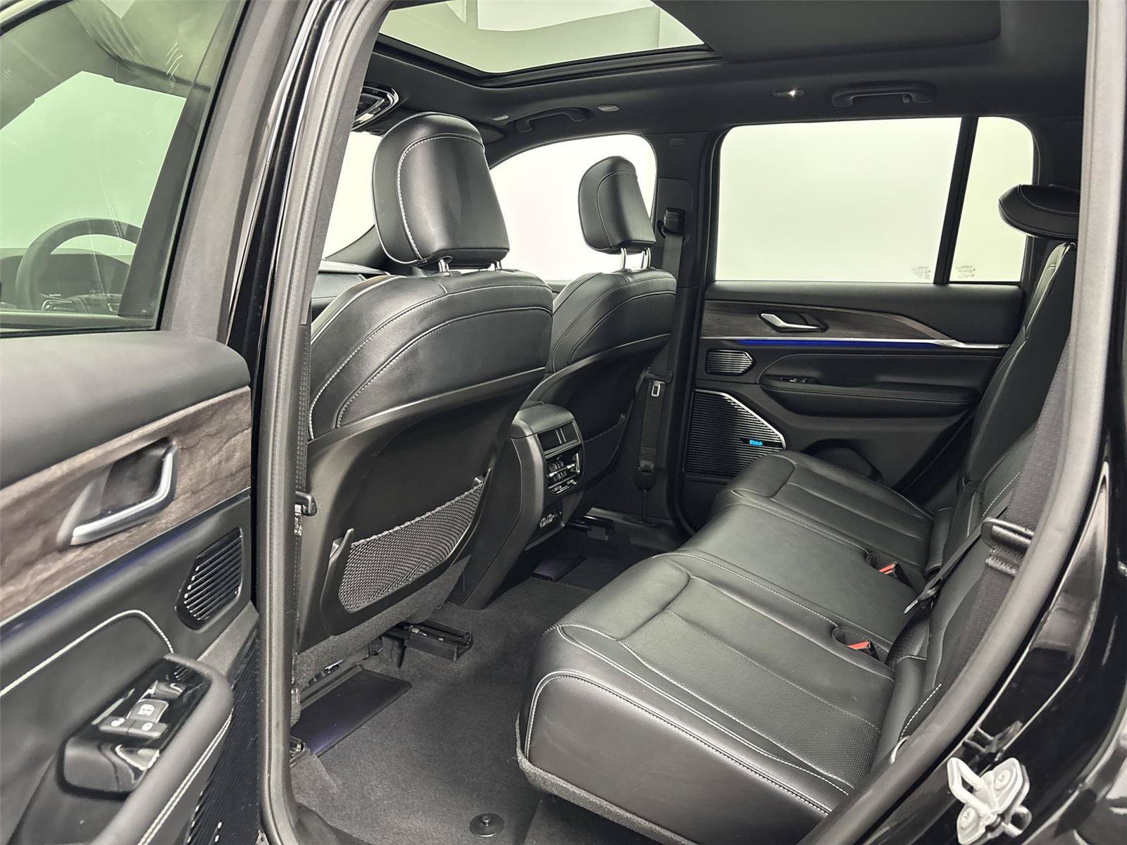 Used 2022 Jeep Grand Cherokee Overland AWD/4WD image 29