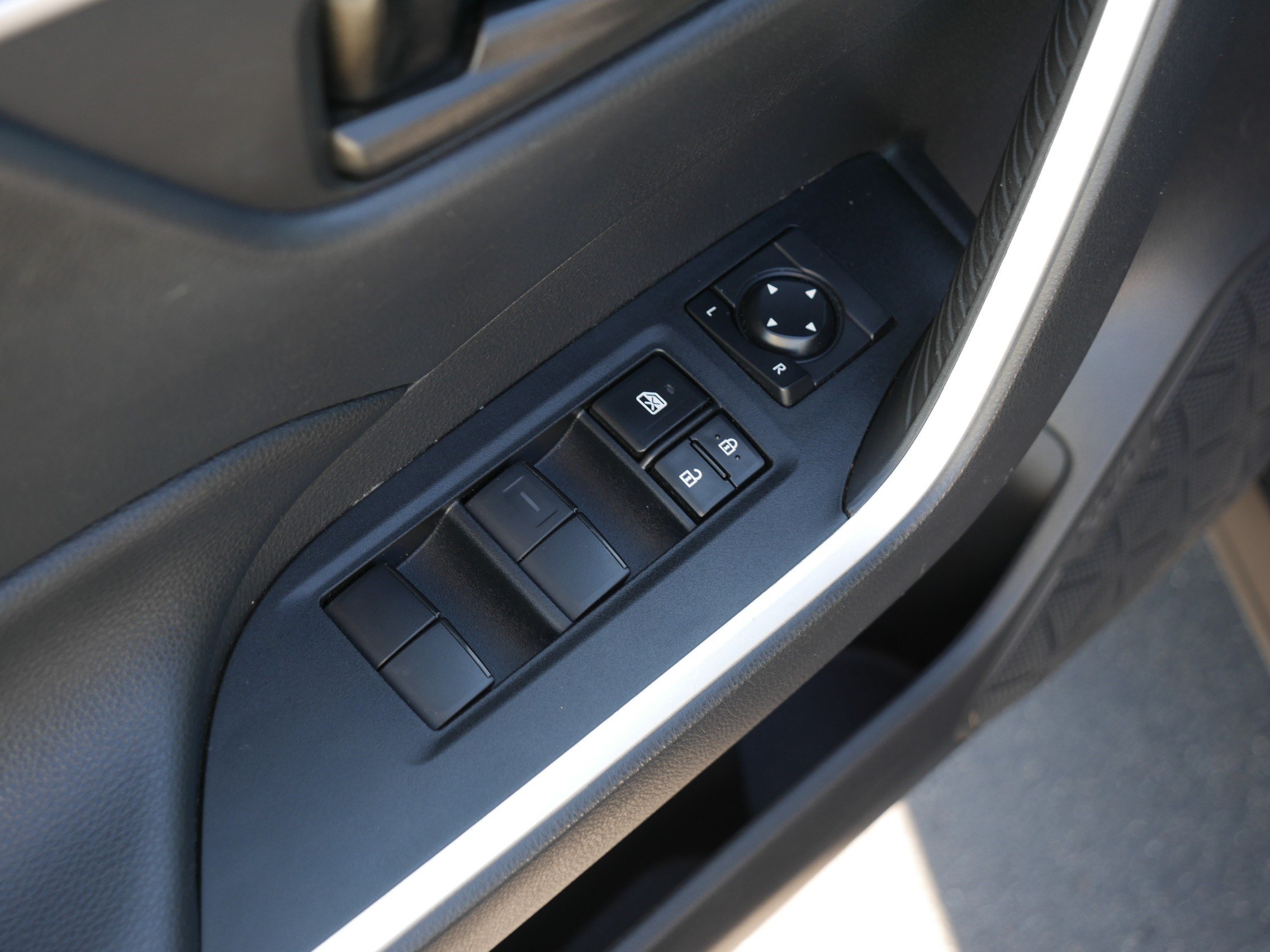 Used 2021 Toyota RAV4 LE AWD/4WD image 19