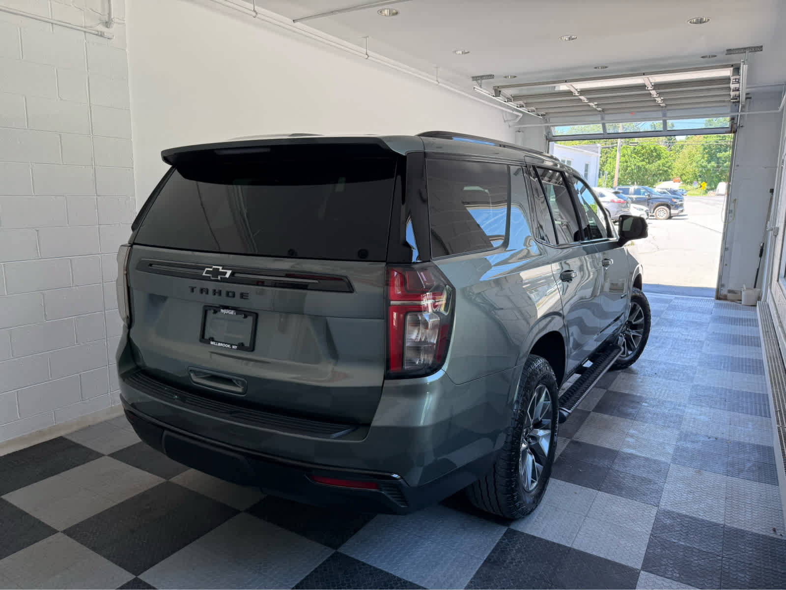 Used 2024 Chevrolet Tahoe Z71 w/ Luxury Package AWD/4WD image 4