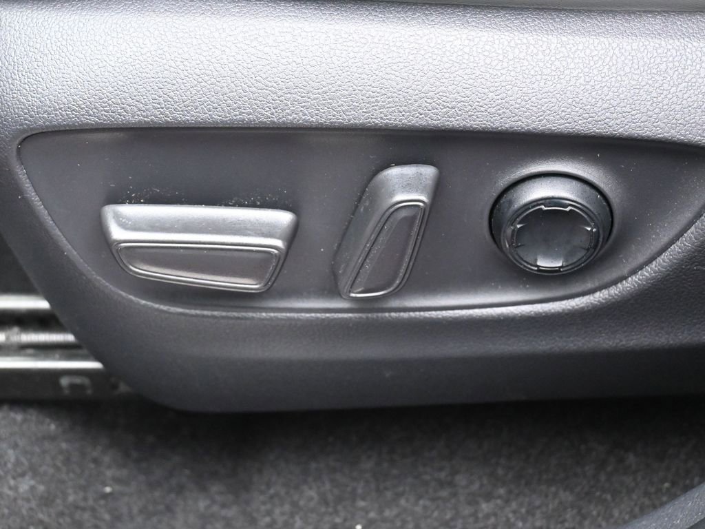 Used 2021 Toyota Venza XLE w/ Softex Package image 12