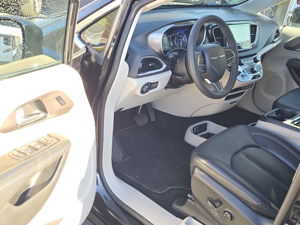 Used 2024 Chrysler Pacifica Touring-L image 4