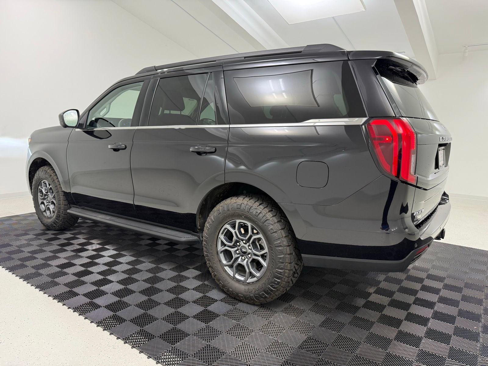 Used 2025 Ford Expedition Active AWD/4WD image 5