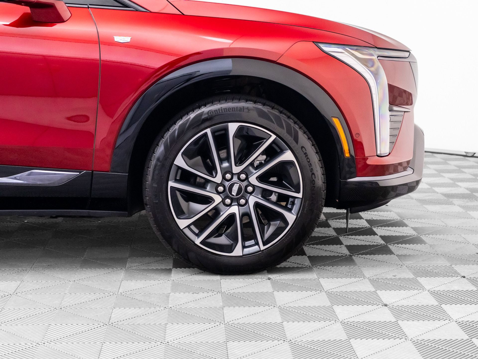 Certified 2025 Cadillac Optiq Sport 2 w/ LPO, Floor Liner Package AWD/4WD image 37