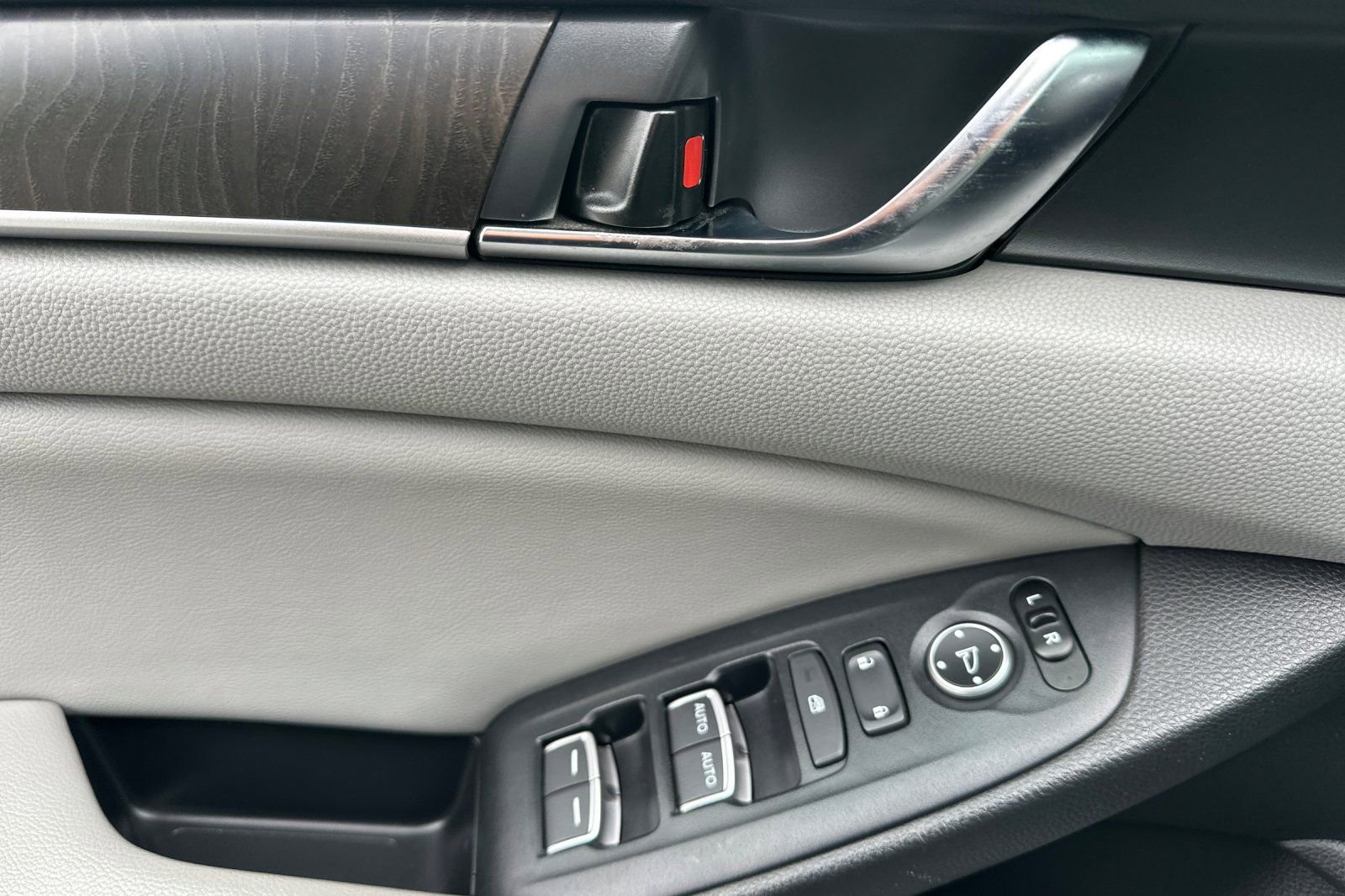 Used 2018 Honda Accord EX image 11