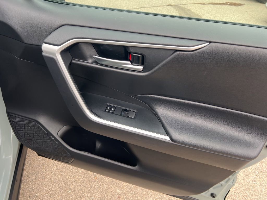 Used 2020 Toyota RAV4 XLE w/ Convenience Package image 24