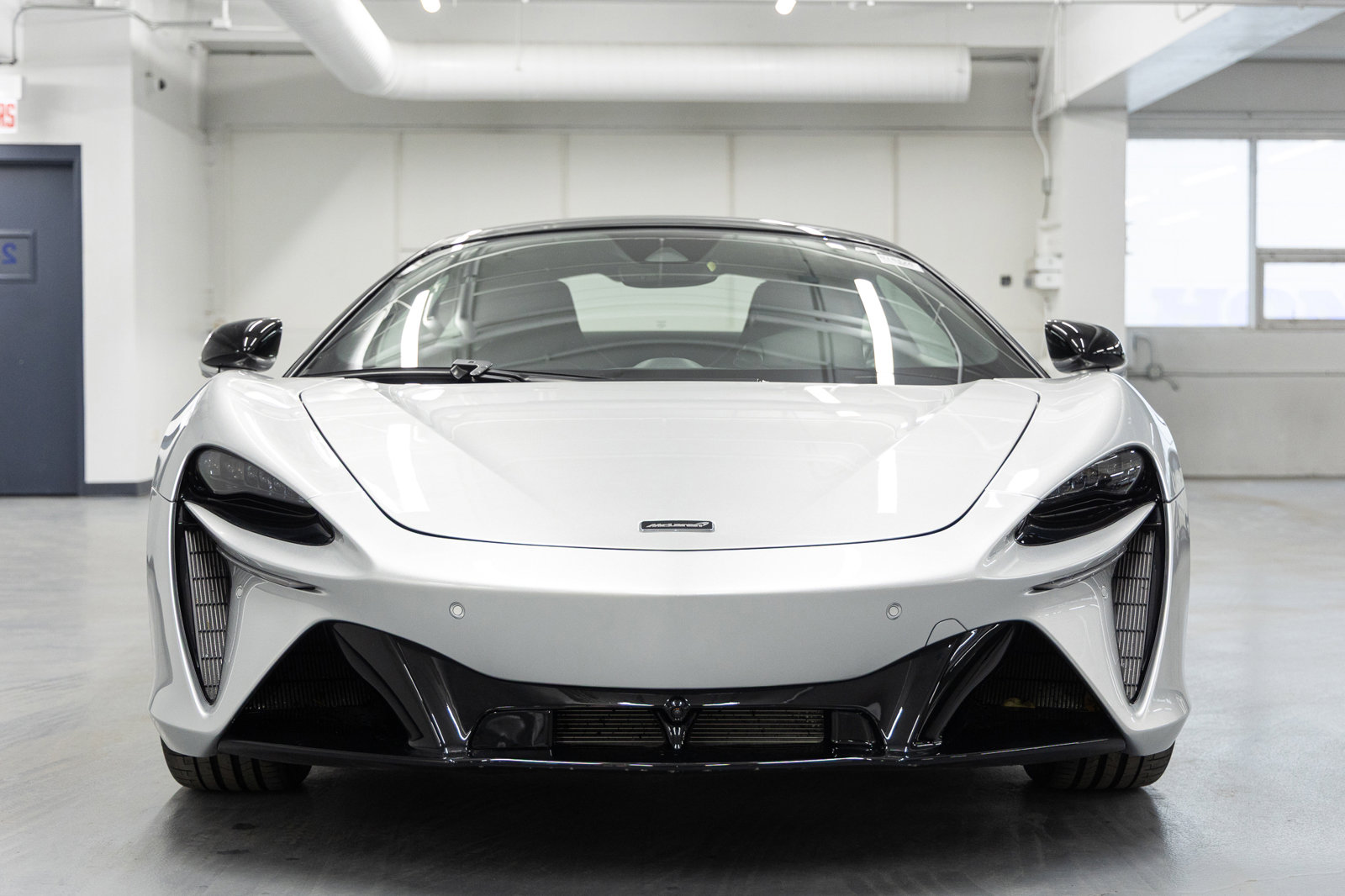Used 2023 McLaren Artura image 10