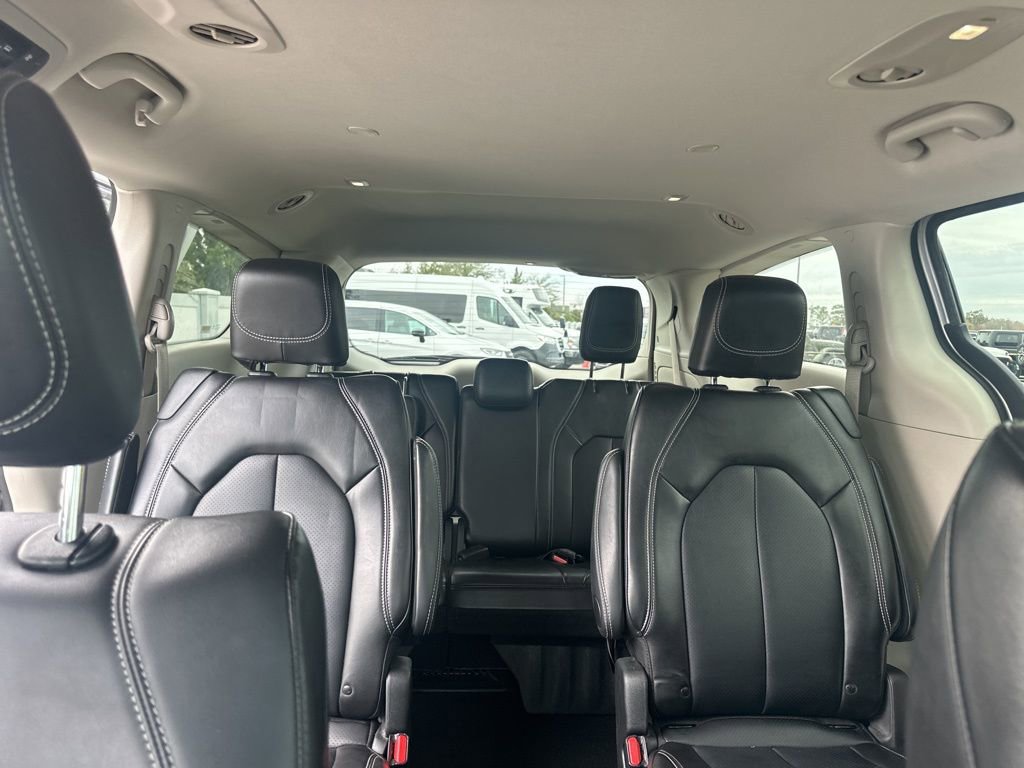Used 2024 Chrysler Pacifica Touring-L image 18